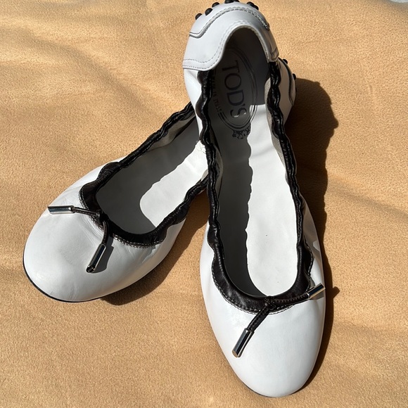 Tod's Shoes - Tod’s White and Black Dee Laccetto Ballerina Flats